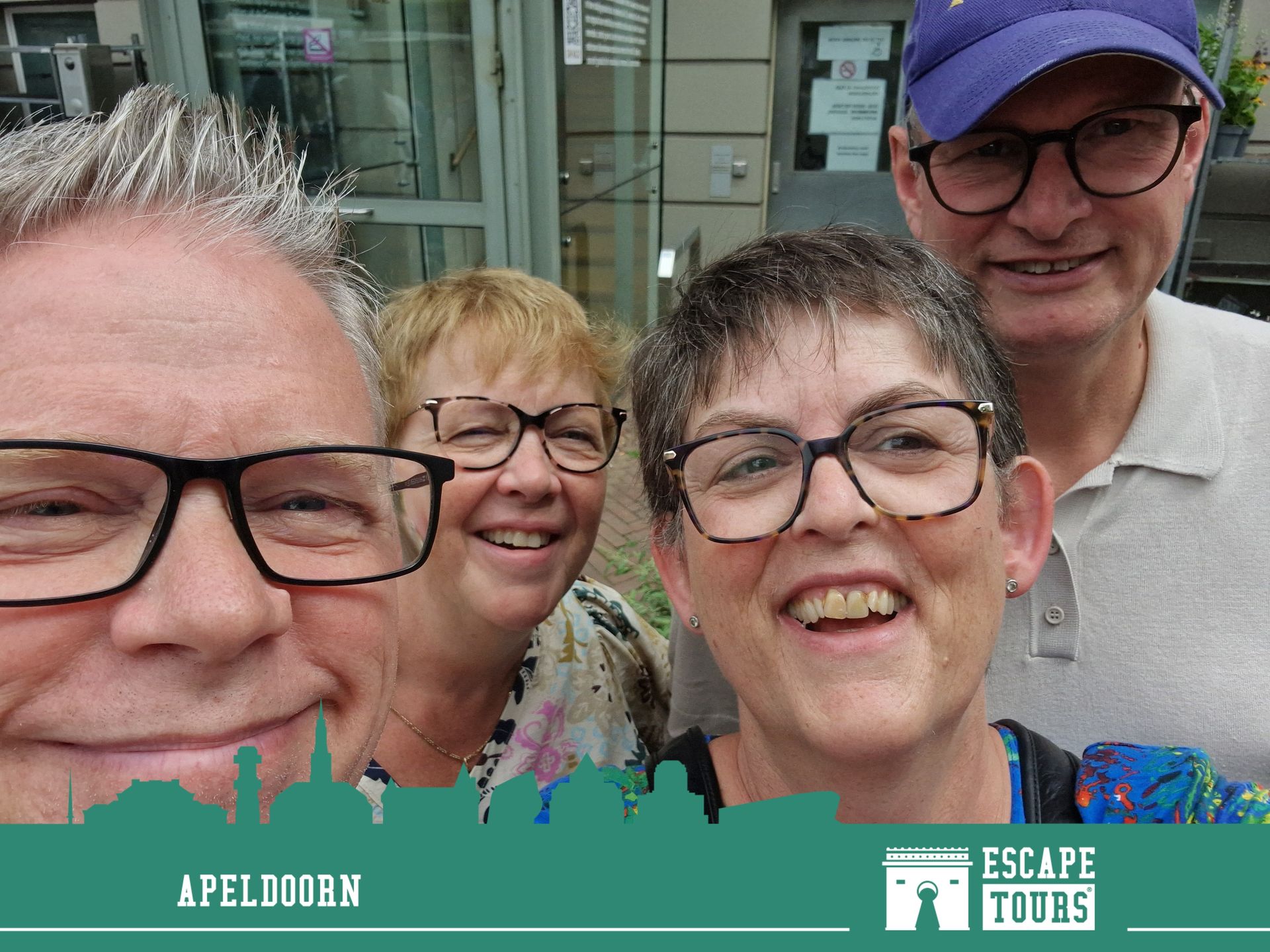 Teamfoto van De bruidspaartjes