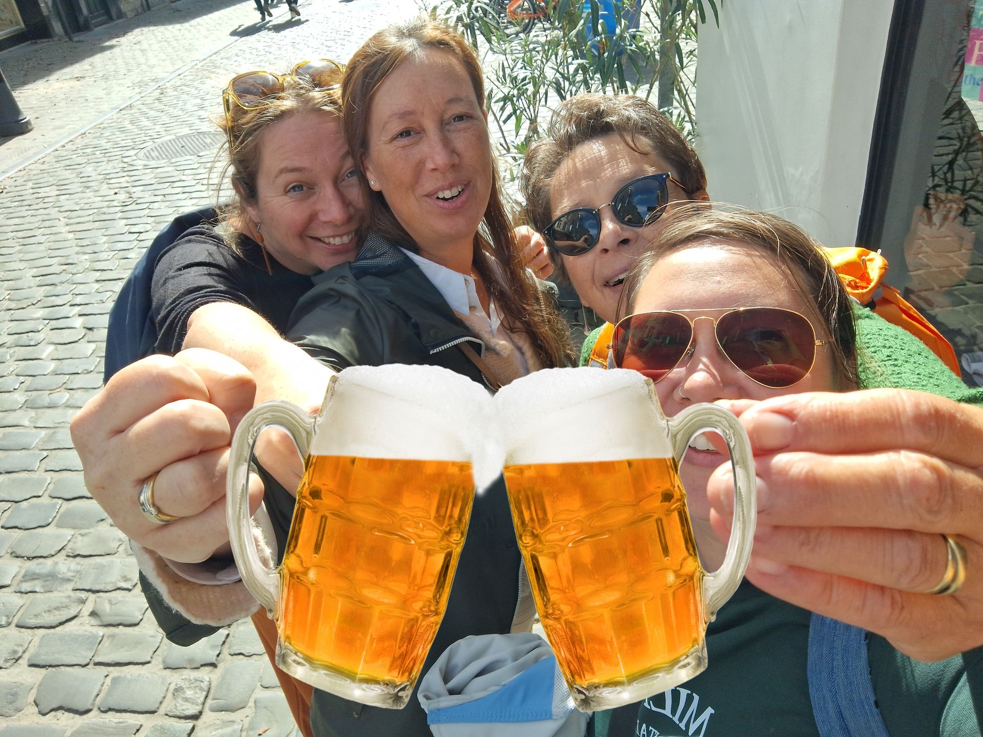 Teamfoto van wein moa dade en woa goan nois nevers